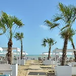 Апартаменты Lovely Beachside Flat With A Luminous Terrace