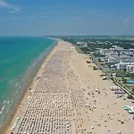 Апартаменты Lovely Beachside Flat With A Luminous Terrace *