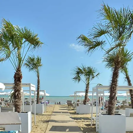 Lovely Beachside Flat With A Luminous Terrace דירה ביביונה
